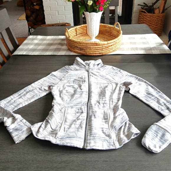 Lululemon Women's Gray Jacket Size 4 excellent condition - Picture 1 of 6